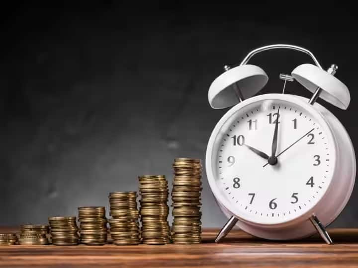 1. National Savings (Monthly Income Account) Scheme ন্যূনতম 1000 টাকার গুণিতকে বিনিয়োগ করতে পারবেন। একজনের অ্যাকাউন্টে সর্বাধিক 9 লক্ষ টাকা এবং যৌথ অ্যাকাউন্টে 15 লক্ষ টাকা রাখা যাবে। অ্যাকাউন্টের ম্যাচুরিটি পিরিয়ড 5 বছর।