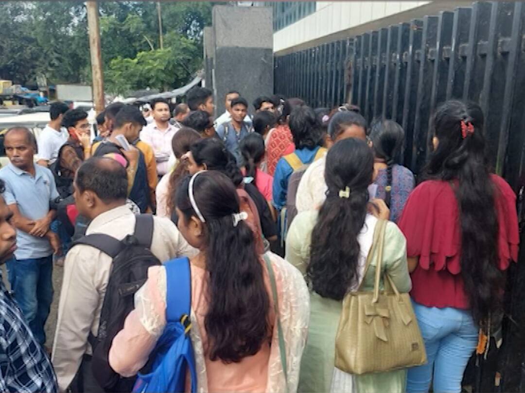 Confusion at Talathi exam center in Mumbai candidates are angry as there is no one at center to interact with candidates Know details Talathi Bharti Exams: मुंबईत तलाठी परीक्षा केंद्रावर गोंधळ, उमेदवारांशी संवाद साधण्यासाठी केंद्रावर कोणीच नसल्यानं उमेदवारांचा संताप