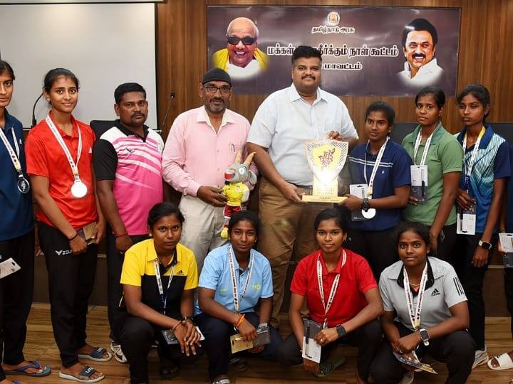 Students who won national level competitions and received medals and appreciation certificates தேசிய அளவிலான போட்டிகளில் பதக்கம்... மாணவர்களை நேரில் அழைத்து பாராட்டிய கரூர் மாவட்ட ஆட்சியர்..!