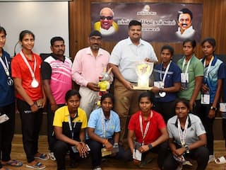 தேசிய அளவிலான போட்டிகளில் பதக்கம்... மாணவர்களை நேரில் அழைத்து பாராட்டிய கரூர் மாவட்ட ஆட்சியர்..!