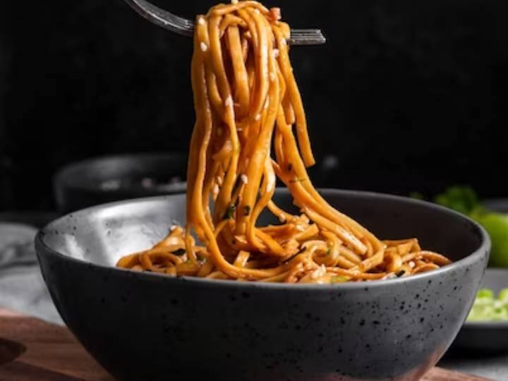 मिक्स्ड चाउमीन की सबसे अच्छी बात यह है कि इसमें बहुत सारी सब्जियां होती हैं जो डिश को हेल्दी बनाती हैं. एक शानदार तैयारी में चिकन, अंडा, झींगा आदि जैसी सामग्रियां भी डाली जाती हैं. चाउमीन एक फेमस और किसी भी समय में सबकी पसंदीदा रेसिपी है जिसे हम जानते हैं. बहुत सारी जूलियन सब्जियों और मसालों के मिश्रण से बने, मिश्रित नूडल्स को चीनी ग्रेवी के साथ परोसा जाता है.