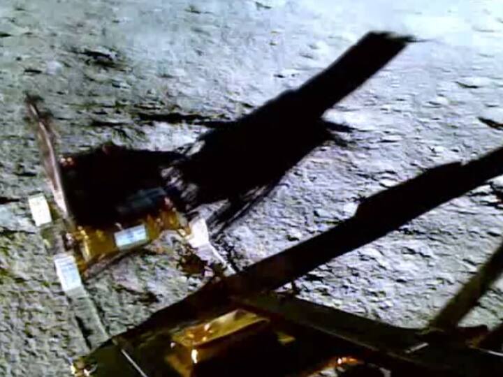 chandrayaan 3 rover pragyan send moon temperature graph vikram lander analysis data Moon Temperature: कहीं रेगिस्तान की रेत सी गर्म तो कहीं पहाड़ों से ठंडी! रोवर प्रज्ञान ने कुछ ऐसे नापा चांद की सतह का तापमान 