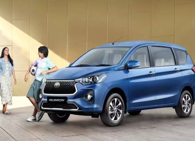 दिग्गज कार कंपनी टोयोटाने रुमियनमध्ये काही स्पेशल फिचर्स दिले आहेत. 8 सप्टेंबरपासून टोयोटो रुमियनची डिलिव्हरी सुरू होईल, असं कंपनीने म्हटलं.