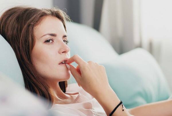 स्वत:ला आणि इतरांना जज करणं (Judgemental Behaviour): जेव्हा तुम्ही खूप जजमेंटल वागतात, म्हणजे समोरचा कसा आहे किंवा तुम्ही स्वत: कसे आहात, याचा विचार करता, तेव्हा तुम्ही स्वतःच्या आणि इतरांमधील नकारात्मक गुणांवर जास्त लक्ष केंद्रित करता. हे करणं थांबवलं पाहिजे.