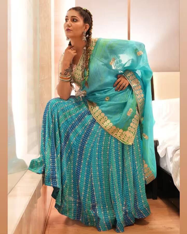 બહુ ઓછા લોકો જાણે છે કે સપના ચૌધરીએ ઘરની જવાબદારી નિભાવવા માટે પિતાના મૃત્યુ પછી ડાન્સ કરવાનું શરૂ કર્યું હતું. પરંતુ ધીમે-ધીમે ઓળખ મળ્યા બાદ તેને પોતાનું કરિયર બનાવી લીધું. આજે દરેક ઉંમરના લોકો સપના પર અપાર પ્રેમ વરસાવે છે.