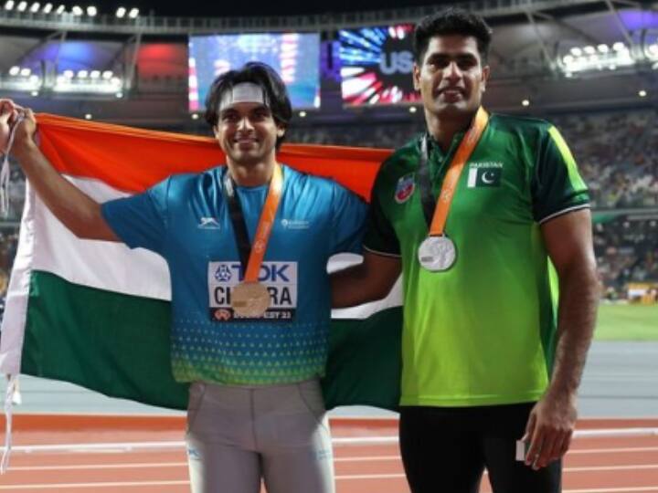 World Athletics Championship 2023 Pakistan's Arshad Nadeem pose with Neeraj Chopra with Indian flag watch video Watch: भारत के झंडे के नीचे आया पाकिस्तान? नीरज चोपड़ा के साथ तिरंगे के पास दिखे पाकिस्तान के अरशद नदीम