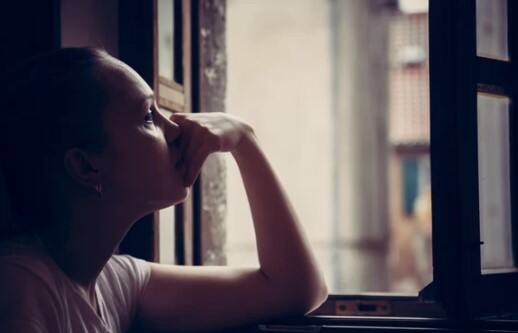 आयुष्यात आनंदी राहण्यासाठी काही नकारात्मक विचार थांबवले पाहिजे, त्याबद्दल जाणून घेऊया.