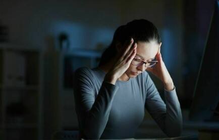 स्वत:वर शंका घेणं (Self-doubt): जेव्हा तुम्ही स्वत:वरच शंका घ्यायला लागता, तेव्हा तुमची डोकेदुखी वाढते आणि जगणं असहय्य होतं, त्यामुळे स्वत:ला कमी लेखणारे विचार त्वरित बंद केले पाहिजे.