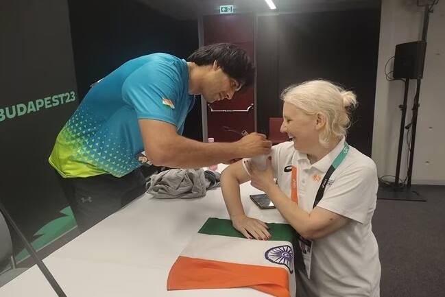 World Athletics Championship:  Neeraj Chopra’s Gesture Towards Hungarian Fan World Athletics Championship:  નીરજ ચોપરાએ મહિલા ફેનને તિરંગા પર ઓટોગ્રાફ આપવાનો કર્યો ઇનકાર, બાદમાં આ રીતે જીત્યું દિલ