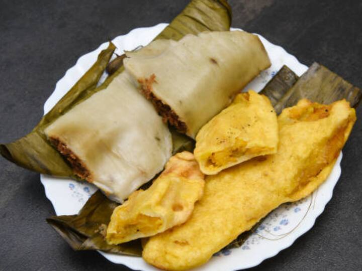 தேங்காய் சிறிது நிறம் மாறியதும், இதில் வெல்லப்பாகு ஊற்றவும். அடுத்து இதில் ஏலக்காய் தூள் மற்றும் நெய் ஊற்றி கிளறவும். ஈரம் போகும் வரை கிண்டி, ஆறவைக்கவும்.