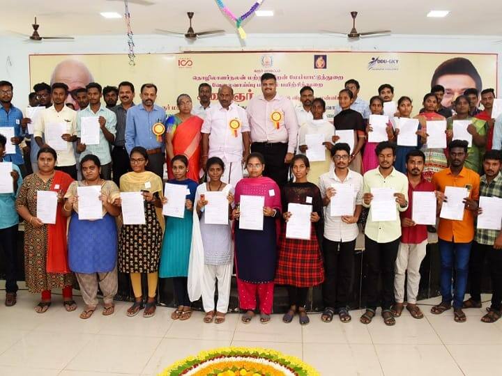 Karur collector Prabhu Shankar launched a massive private employment campaign TNN கரூரில் தனியார் வேலை வாய்ப்பு முகாம் - 204 பேருக்கு பணி நியமன ஆணைகளை வழங்கிய ஆட்சியர்