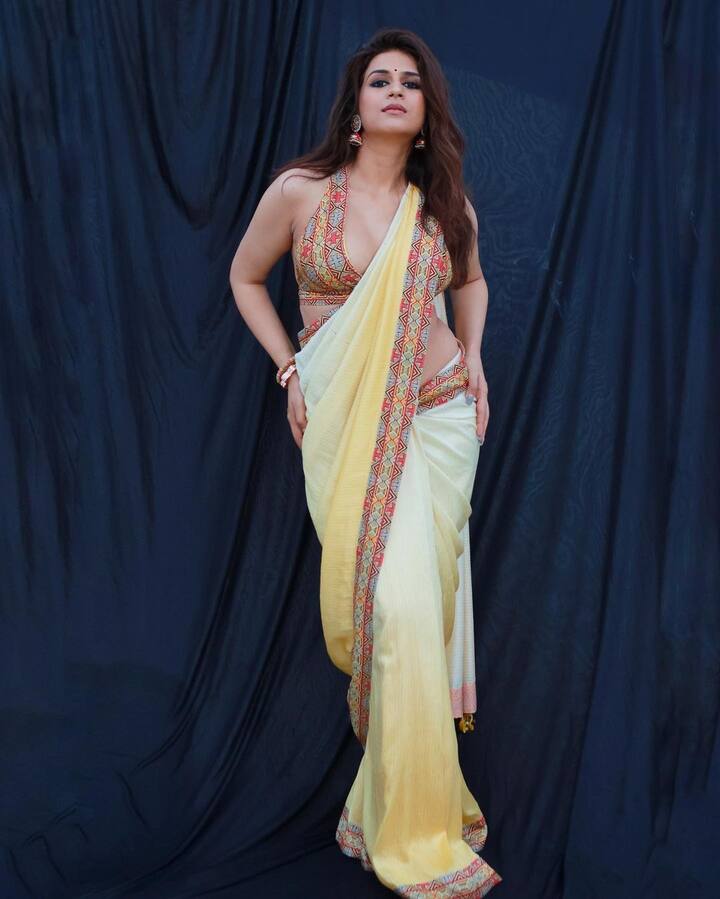 చీరలో అందాల కనువిందు చేసింది. Photo Credit: Shraddha Das/Instagram