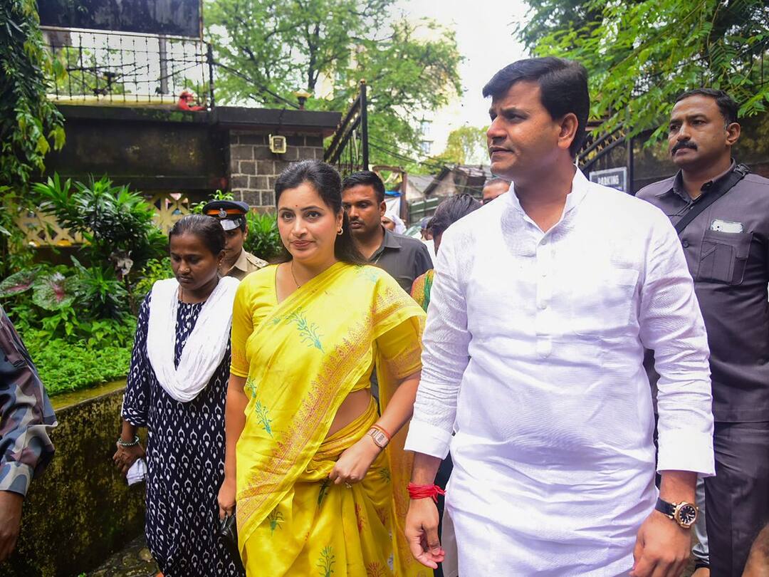 राणा दाम्पत्य हाजिर हो! कोर्टाने फटकारल्यानंतर राणा दाम्पत्याची सावध भूमिका, आज सत्र न्यायालयात राहणार हजर Navneet Rana and Ravi Rana appear in bombay session court Hanuman Chalisa Case राणा दाम्पत्य हाजिर हो! कोर्टाने फटकारल्यानंतर राणा दाम्पत्याची सावध भूमिका, आज सत्र न्यायालयात राहणार हजर