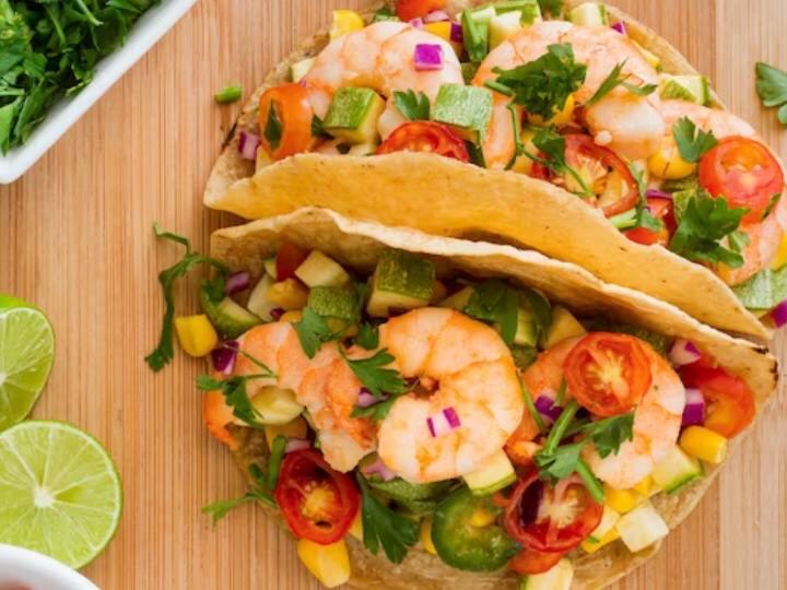 ये जैकफ्रूट टैकोस मसालों और फलों का एक अच्छा संयोजन है जो आपको और अधिक खाने की इच्छा जगाएगा. यह एक आसान रेसिपी है जिसे बहुत कम समय में बनाया जा सकता है और हर खुशी के मौके पर इसका लुत्फ उठाया जा सकता है. फल की बनावट स्वयं चबाने योग्य होती है, जो इसे एक आदर्श शाकाहारी व्यंजन बनाती है. कुरकुरे, चीज़ी और बनाने में आसान, ये टैकोज़ ढेर सारे फायदों से भरपूर हैं और सभी आयु वर्ग के लोग इनका स्वाद ले सकते हैं. किटी पार्टी, पॉटलक, पिकनिक या गेम नाइट जैसे अवसरों पर इस स्नैक रेसिपी का आनंद लेना उपयुक्त है और यह निश्चित रूप से आपके मेहमानों को तुरंत लुभाएगा. आगे बढ़ें और इस मैक्सिकन रेसिपी को तुरंत आज़माएँ और अपने दोस्तों और परिवार को दूसरे राउंड में जाते हुए देखें.