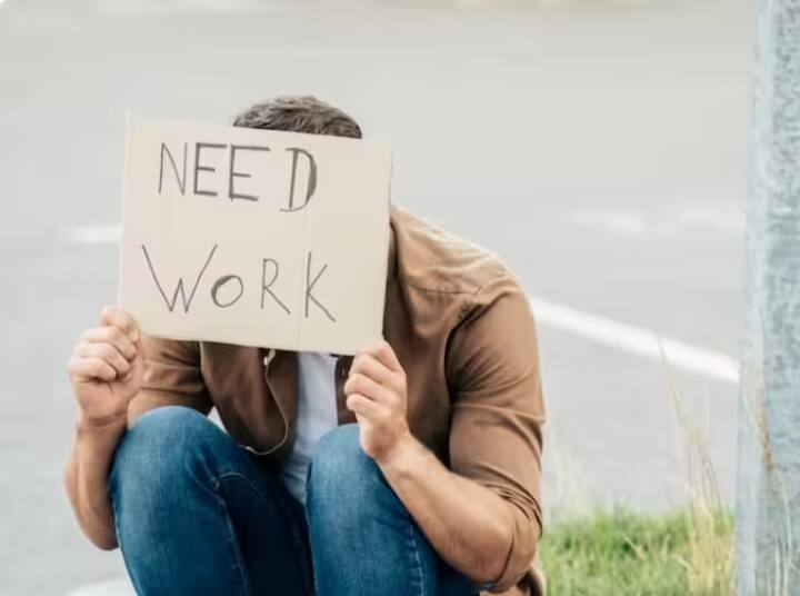 ਦੁਨੀਆਂ ਵਿੱਚ ਸਭ ਤੋਂ ਵੱਧ ਨੌਜਵਾਨਾਂ ਦੀ ਬੇਰੁਜ਼ਗਾਰੀ ਦੀ ਗੱਲ ਕਰੀਏ ਤਾਂ ਦੱਖਣੀ ਅਫ਼ਰੀਕਾ ਪਹਿਲੇ ਨੰਬਰ 'ਤੇ ਹੈ, ਜਿੱਥੇ ਨੌਜਵਾਨਾਂ ਦੀ ਬੇਰੁਜ਼ਗਾਰੀ ਦਰ 60.7 ਫ਼ੀਸਦੀ ਹੈ। ਵਰਲਡ ਆਫ਼ ਸਟੈਟਿਸਟਿਕਸ ਦੇ ਅੰਕੜਿਆਂ ਅਨੁਸਾਰ, ਨਾਈਜੀਰੀਆ 53.4 ਪ੍ਰਤੀਸ਼ਤ ਦੀ ਬੇਰੁਜ਼ਗਾਰੀ ਦਰ ਨਾਲ ਦੂਜੇ ਨੰਬਰ 'ਤੇ ਹੈ।