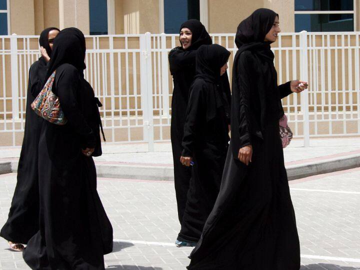 France Ban Islamic Abayas in Schools Country Secular Law Violation in Education France Abaya Ban: फ्रांस के स्कूलों में अबाया नहीं पहनकर आ सकेंगी छात्राएं, बैन लगाने का हुआ फैसला