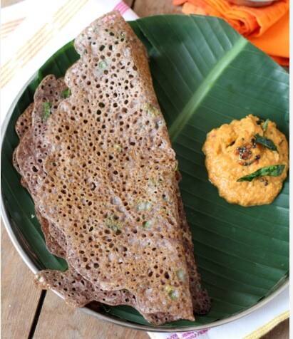 રાગી ઢોંસા: જો તમે સ્વાસ્થ્ય પ્રત્યે સભાન હોવ તો રાગી ઢોંસા શ્રેષ્ઠ વિકલ્પોમાંથી એક બની શકે છે. રાગી એ અત્યંત પૌષ્ટિક અનાજ છે અને આયર્ન અને કેલ્શિયમથી ભરપૂર છે. રાગી ઢોંસામાં બાજરી અને અડદની દાળ (મસૂર) મુખ્ય ઘટકો છે.