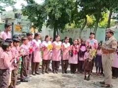 उन्नाव में रक्षा बंधन पर सब-इंस्पेक्टर की अनोखी पहल, बच्चों के साथ मिलकर पेड़ों को बांधी राखी