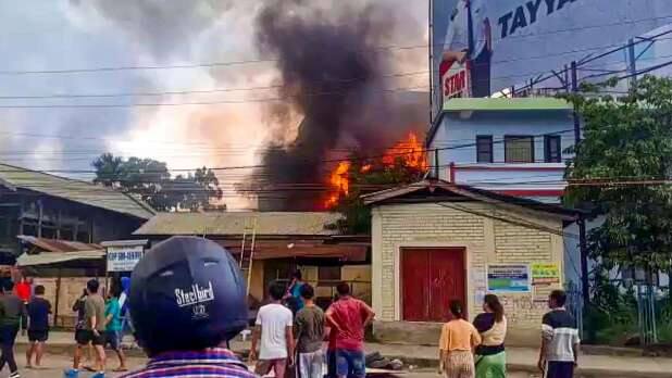 Violence broke out again in Manipur Manipur Violence :  ਇੰਫਾਲ 'ਚ 3 ਘਰਾਂ ਨੂੰ ਲਾਈ ਅੱਗ, ਸੁਰੱਖਿਆ ਮੁਲਾਜ਼ਮਾਂ ਤੋਂ ਖੋਹੇ ਹਥਿਆਰ