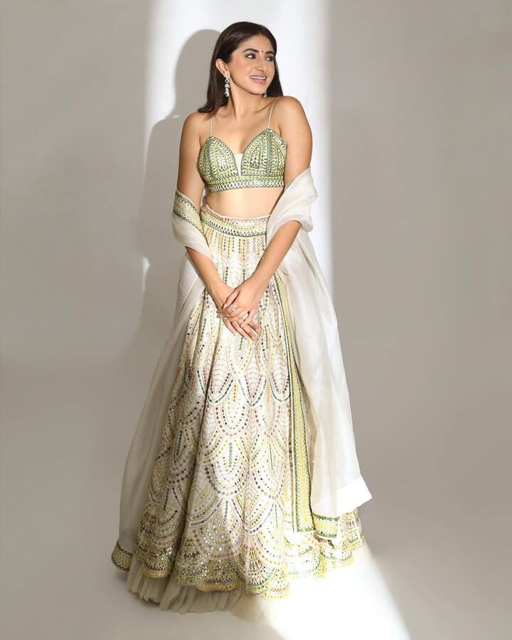 Aashna graduated from MIT College in Juhu, Mumbai.