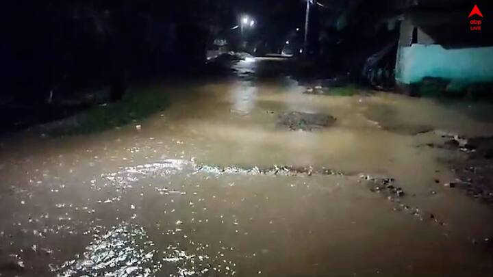 আবহাওয়া দপ্তরের আগাম পূর্বাভাস ছিল যে পাহাড় ও ডুয়ার্সে ভারী বৃষ্টি হবে। সেইমতো কয়েকদিন ধরে পাহাড় ও ডুয়ার্সে বৃষ্টি চলছিল।