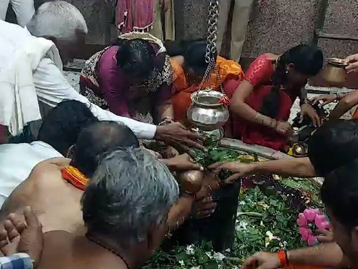 भाविकांची होणारी गर्दी लक्षात घेता त्यांची गैरसोय होऊ नये यासाठी वैद्यनाथ देवस्थान ट्रस्टच्या वतीने विशेष सुविधा उपलब्ध करण्यात आले आहे.