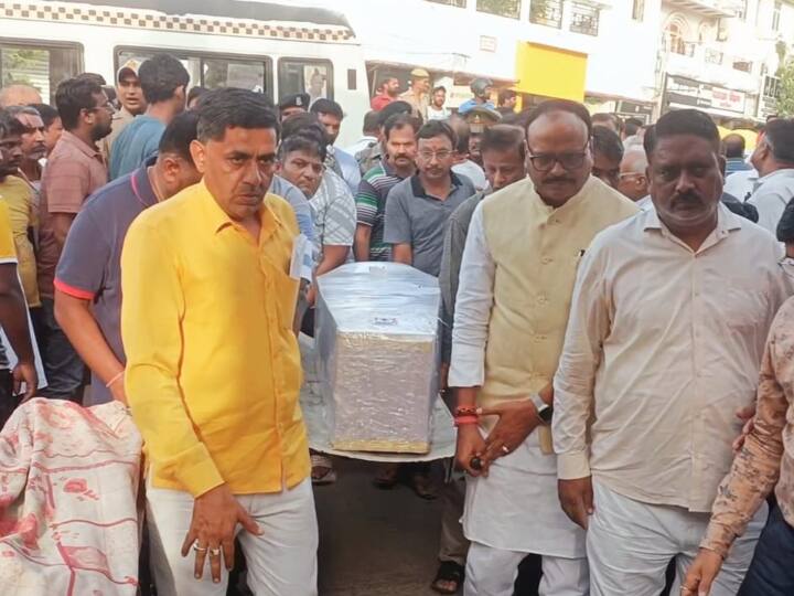 Madurai rail accident all 9 bodies brought to Lucknow Deputy CM Brajesh Pathak also present Madurai Train Accident: मदुरै हादसे में सभी 9 मृतकों के शव हवाई मार्ग से लखनऊ लाए गए, डिप्टी सीएम ब्रजेश पाठक भी रहे मौजूद