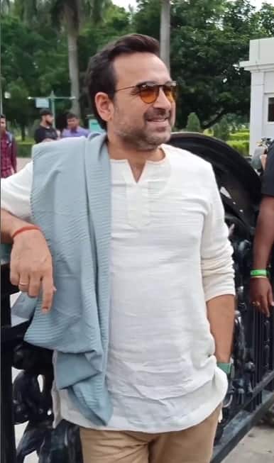 गांव से बेहद स्ट्रगल करके मुंबई शहर पहुंचे पंकज त्रिपाठी आज बॉलीवुड के स्टार बन चुके हैं. हाल ही में उनकी अक्षय कुमार के साथ फिल्म ओह माय गॉड 2 आई है.