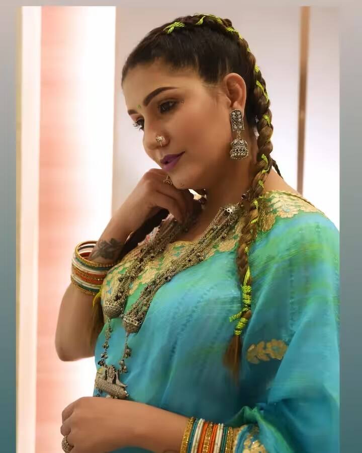 Sapna Choudhary Net Worth: હરિયાણી ડાન્સર અને દેસી ક્વિન તરીકે ઓળખાતી સપના ચૌધરી આજકાલ ખુબ ચર્ચામાં છે. સપના ચૌધરી પોતાની ડાન્સિંગ સ્કિલની સાથે સાથે પ્રૉપર્ટી અને અન્ય બાબતોમાં પણ ખુબ લાઇમલાઇન ચોરી લે છે. આજે અમે તમને તેની નેટ વર્થનો પરિચય કરાવી રહ્યા છીએ. જેમાં તે મોટા સેલેબ્સને પણ ટક્કર આપી રહી છે.