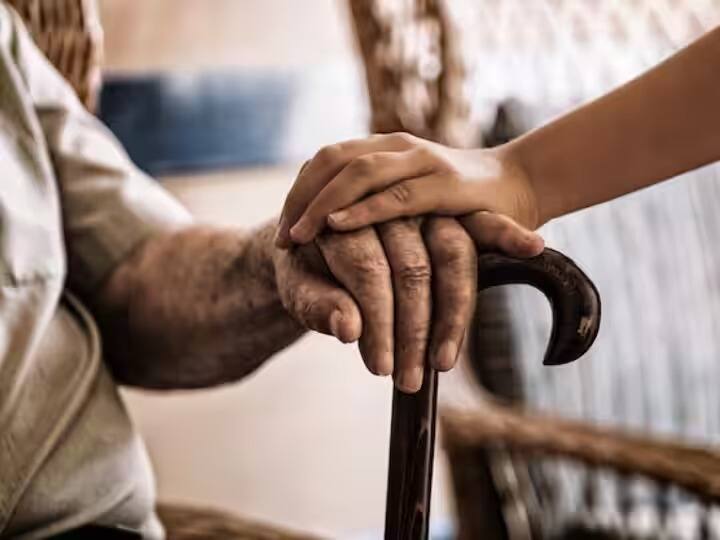 3. Senior Citizens Savings Scheme সর্বনিম্ন আমানত 1000 টাকার গুণিতক এবং সর্বোচ্চ 30 লক্ষ টাকা। একজন ব্যক্তি যিনি অ্যাকাউন্ট খোলার তারিখে 60 বছর বা তার বেশি বয়সে পৌঁছেছেন বা একজন ব্যক্তি যিনি 55 বছর বা তার বেশি কিন্তু 60 বছরের কম বয়সে পৌঁছেছেন তারা এখানে খাত খুলতে পারেন। এ ছাড়াও সুপারঅ্যানুয়েশন, ভিআরএস বা বিশেষ ভিআরএসের অধীনে অবসর নিয়েছেন এমন ব্যক্তিরা এখানে অ্যাকাউন্ট খুলতে পারেন।