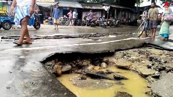 মাটি ধসে ক্ষতিগ্ৰস্ত হয়েছে রেললাইন। রাস্তার পিচের চাদর উঠে গিয়েছে, বিদ্যালয়ের দেওয়াল ভেঙে পড়েছে।