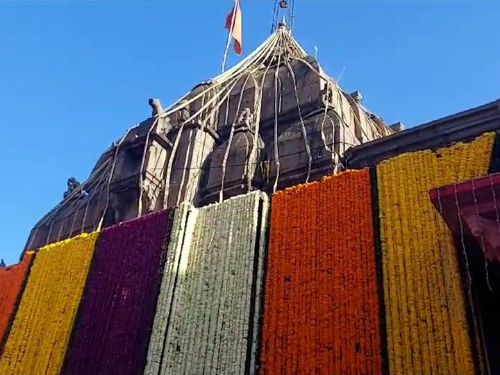 श्रावण सोमवारच्या निमित्ताने याच वैद्यनाथाच्या मंदिरावर आकर्षक फुलांची सजावट करण्यात आली असून, आकर्षक अशी विद्युत रोषणाई देखील करण्यात आली आहे.