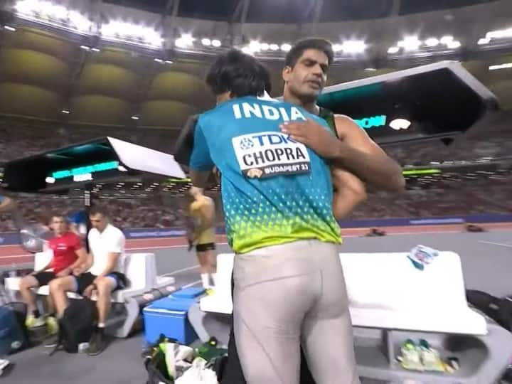 Neeraj Chopra called Pakistan Arshad nadeem for photo after win Gold Medal javelin throw World Athletics Championships 2023 Neeraj Chopra Gold Medal: नीरज चोपड़ा ने जीता फैंस का दिल, गोल्ड जीतने के बाद पाकिस्तान के अरशद नदीम को लगाया गले