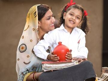 6. Sukanya Samriddhi Account একটি আর্থিক বছরে সর্বনিম্ন আমানত 250 টাকা এবং সর্বোচ্চ আমানত 1.5 লক্ষ টাকা৷ একটি কন্যাশিশুর বয়স 10 বছর না হওয়া পর্যন্ত তার নামে অ্যাকাউন্ট খোলা যেতে পারে। একটি কন্যাশিশুর নামে শুধুমাত্র একটি অ্যাকাউন্ট খোলা যাবে। পোস্ট অফিস এবং অনুমোদিত ব্যাঙ্কগুলিতে অ্যাকাউন্ট খোলা যেতে পারে। শিক্ষার খরচ মেটাতে অ্যাকাউন্টধারীর উচ্চ শিক্ষার উদ্দেশ্যে টাকা তোলার অনুমতি দেওয়া হবে।