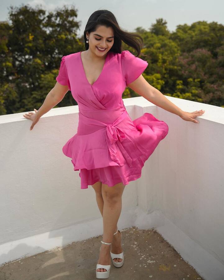 హీరోయిన్‌గా మొదటి రెండు సినిమాల్లోనే బ్లాక్‌బస్టర్లు సాధించారు.