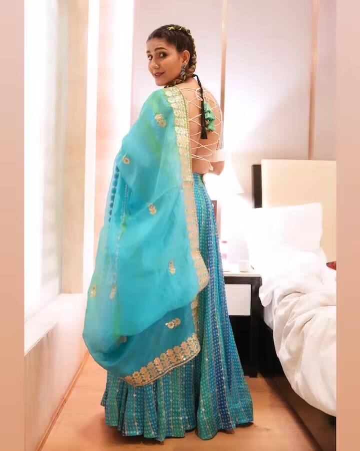 હરિયાણાની ડાન્સિંગ ક્વીન તરીકે જાણીતી થયેલી સપના ચૌધરી આજે આખા દેશના દિલની ધડકન બની ગઈ છે. જે ડાન્સર થોડા પૈસા માટે સ્ટેજ શૉ કરતી હતી તે આજે એક શૉ માટે લાખો રૂપિયાની મોટી ફી વસૂલે છે.