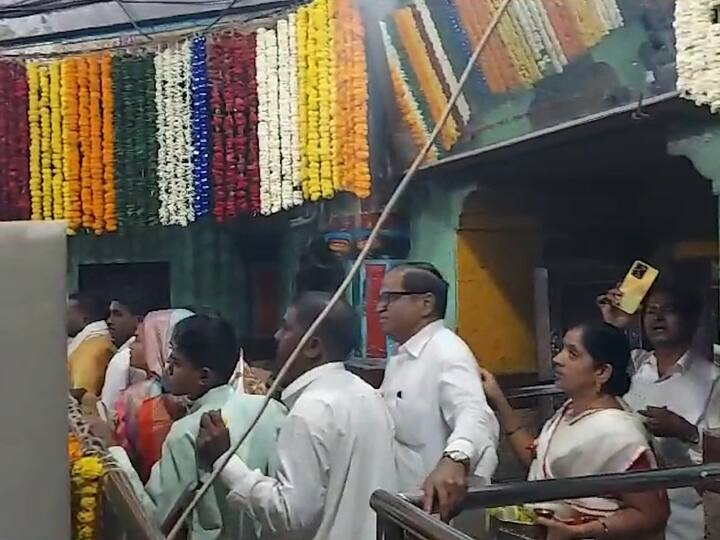 श्रावण महिन्यामध्ये प्रभू वैद्यनाथाचे दर्शन घेण्यासाठी भाविक मंदिरात मोठी गर्दी करत असतात, त्यातच आज दुसरा सोमवार असल्याने दर्शनासाठी आलेल्या भाविकांची मोठी रीघ पाहायला मिळाली.