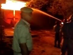 उन्नाव में धू-धू कर जल उठी तिरपाल फैक्ट्री, तेज हवा के झोंकों ने भड़काई आग, घंटों मशक्कत के बाद बुझे शोले