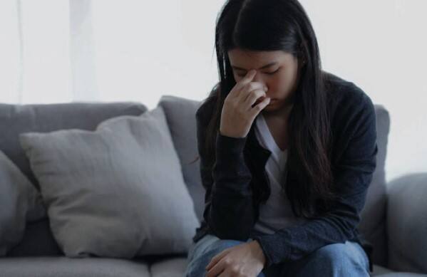 त्यामुळे जर तुम्हाला आनंदी राहायचं असेल तर सर्व नकारात्मक विचार आणि एखाद्या गोष्टीची उगाच काळजी करणं थांबवलं पाहिजे.