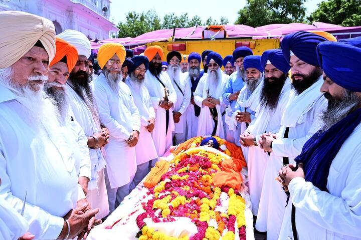 Amritsar News: ਸ੍ਰੀ ਹਰਿਮੰਦਰ ਸਾਹਿਬ ਦੇ ਸਾਬਕਾ ਮੁੱਖ ਗ੍ਰੰਥੀ ਸਿੰਘ ਸਾਹਿਬ ਗਿਆਨੀ ਜਗਤਾਰ ਸਿੰਘ ਜੋ ਬੀਤੇ ਕੱਲ੍ਹ ਅਕਾਲ ਚਲਾਣਾ ਕਰ ਗਏ ਸਨ, ਦਾ ਅੱਜ ਗੁਰਦੁਆਰਾ ਸੰਗਰਾਣਾ ਸਾਹਿਬ ਨਜ਼ਦੀਕ ਅੰਤਿਮ ਸੰਸਕਾਰ ਕੀਤਾ ਗਿਆ