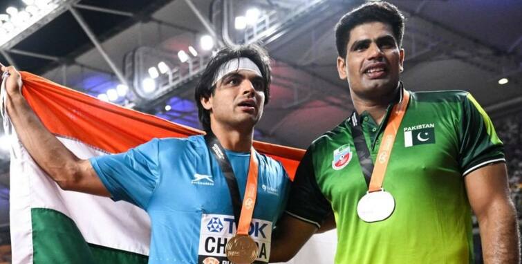 Neeraj Chopra Gold Medal: neeraj chopra called pakistan arshad nadeem for photo after win gold medal in world athletics championships નીરજનો દિલદાર અંદાજ, ગૉલ્ડ જીત્યો ને પછી પાકિસ્તાનના ખેલાડી નદીમને ગળે મળીને દિલ પણ જીત્યા, જુઓ....