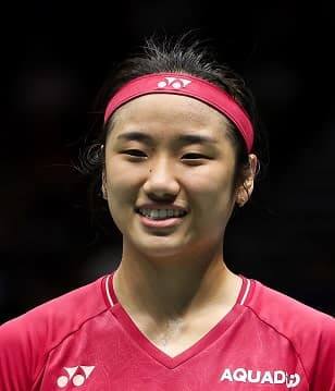 இரட்டையர் பிரிவில் சீன வீராங்கனைகள் சென் கிங் சென் - ஜியா யிபேன் ஜோடி 21-16, 21-12 என்ற நேர் செட்டில் இந்தோனேசியாவின் அப்ரியானி ரஹாயு - சிதி படிவா சில்வா இணையை வீழ்த்தி தொடர்ந்து 3வது முறையாக தங்கம் வென்ற முதல் பெண்கள் இரட்டையர் ஜோடி என்ற பெருமையை பெற்றனர். 