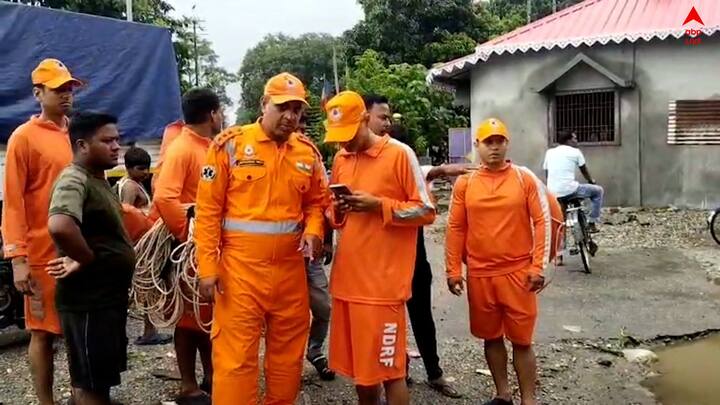 এমনকি ক্ষতিগ্ৰস্ত হয়েছে রেললাইন। এদিকে বেশ কিছু বাড়িতে জল ঢুকে পড়ায় ছোট ছোট শিশুদের নিয়ে অনেকেই রাতভর রাস্তায় ও উঁচু জায়গায় আশ্রয় নেন।