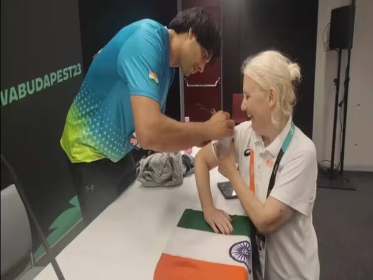 Neeraj Chopra Denied hungarian lady fan to autograph on indian flag this is how world champion won hearts World Javelin Championships विदेशी चाहतीनं तिरंग्यावर मागितला 'ऑटोग्राफ'; त्यानंतर गोल्डन बॉयनं जे काही केलं, ते पाहून तुम्हीही म्हणाल, 