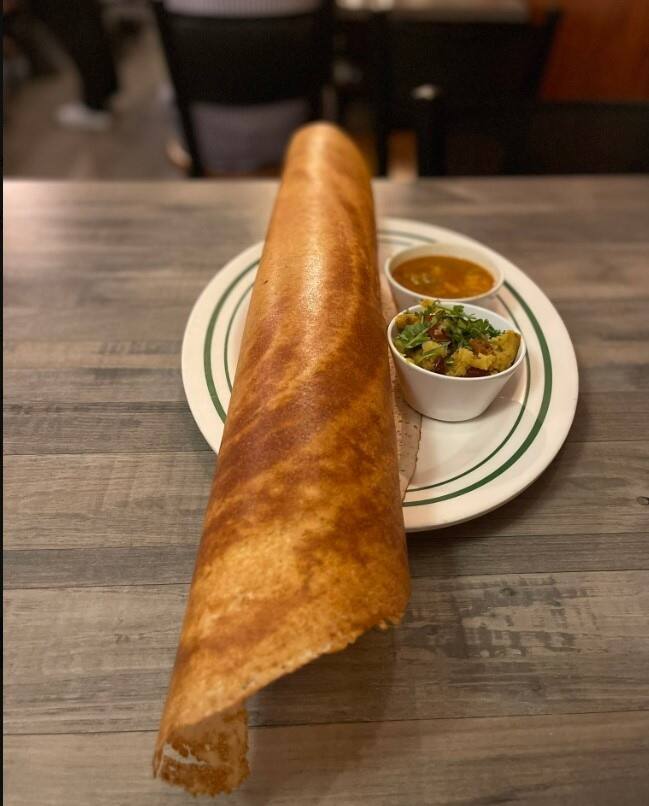 પેપર ઢોંસા: આ ઢોંસાનો સૌથી સરળ પ્રકાર છે જે ખૂબ જ પાતળો અને ક્રન્ચી છે અને કોઈપણ જાતનો મસાલો નાંખ્યા વગર તૈયાર કરવામાં આવે છે. તેમ છતાં સંભાર અને નારિયેળની ચટણી સાથે ખાવાથી તેનો સ્વાદ શાનદાર લાગે છે.