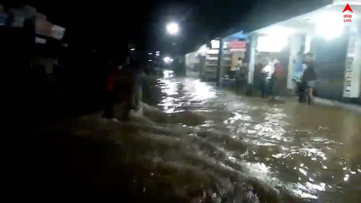 রীতিমতো বন্যা পরিস্থিতি বানারহাটে। বানারহাটের শতাধিক বাড়িতে জল ঢুকে পড়েছে। জল ঢুকে পড়েছে বেশ কিছু দোকানেও।