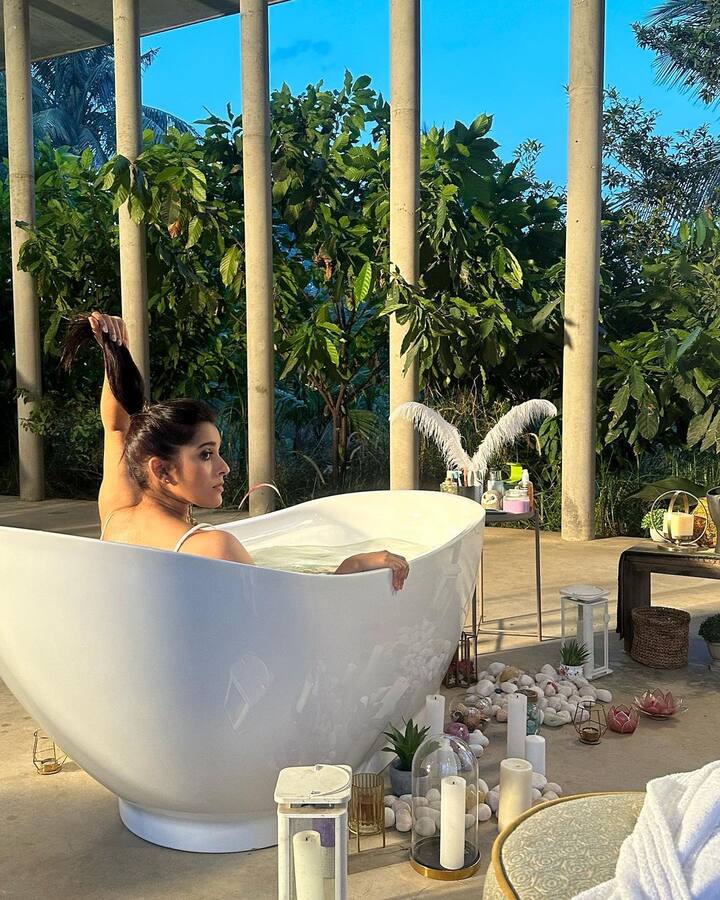 ‘జబర్దస్త్’, ‘శ్రీదేవి డ్రామా కంపెనీ’ షోస్‌తో తెలుగు ప్రేక్షకులను అలరిస్తున్న యాంకర్ రష్మి.. సోషల్ మీడియాలో ఎంత యాక్టివ్‌గా ఉంటుందో తెలిసింది. - Image Credit: Rashmi Goutam/Instagram