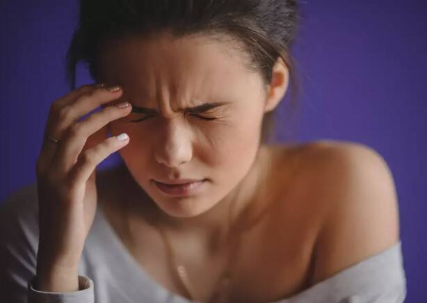 तक्रार करणं (Complaining): जेव्हा तुम्ही नकारात्मक गोष्टींवर लक्ष केंद्रित करता, तेव्हा तुम्ही कधीही समाधानी होऊ शकत नाही आणि आनंदी राहू शकत नाही. त्यामुळे सतत तक्रार करणं टाळावं.