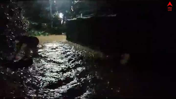 আর ভুটান পাহাড় ও ডুয়ার্সে ভারী বৃষ্টির কারণে জলমগ্ন হয়ে পড়েছে বানারহাট। পরিস্থিতি মোকাবিলায় নামানো হয়েছে এনডিআরএফ। 