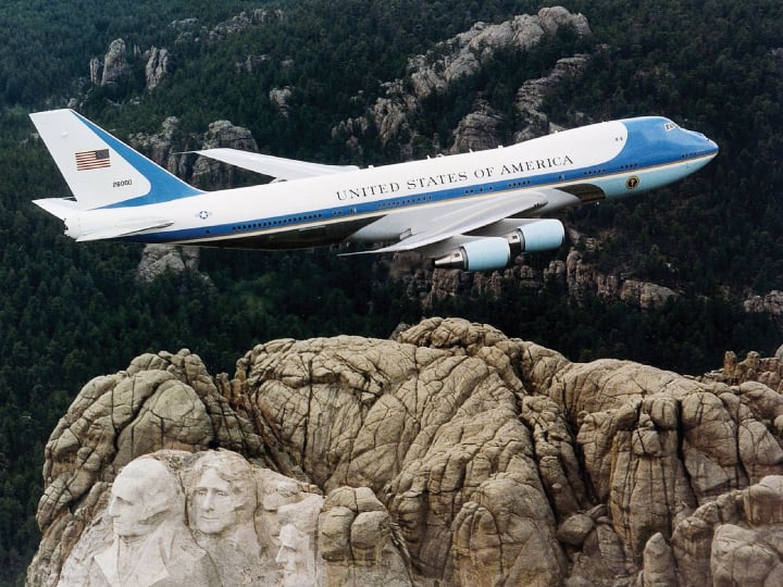 American President flies in the worlds most hi-tech plane Air Force One become command center in case of attack दुनिया के सबसे हाईटेक प्लेन में उड़ान भरते हैं अमेरिका के राष्ट्रपति, पलक झपकते ही कमांड सेंटर में हो जाता है तब्दील